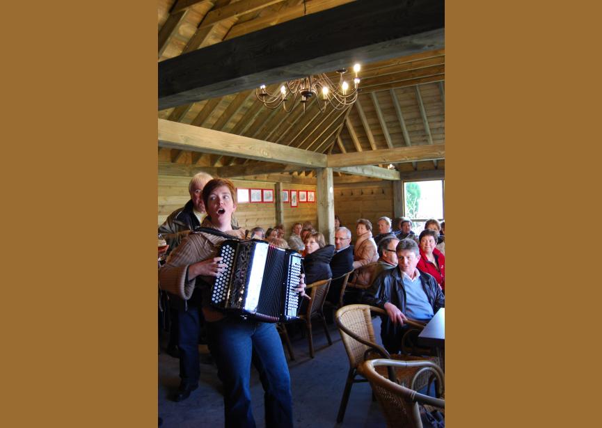 Benedikte met accordeon